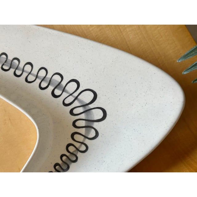 1960s Vintage Mid-Century Modern Space Age Boomerang Serving Platter Dish for the Freeform "Poppytrail" Line by Metlox For Sale - Image 5 of 13
