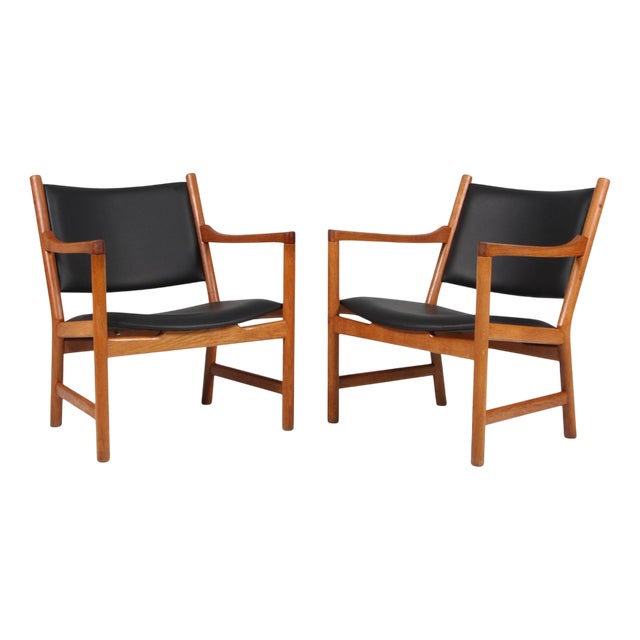 Model CH52 Lounge Chairs in Oak and Black Leather attributed to Hans J Wegner for Carl Hansen & Søn, 1970s, Set of 2 For Sale