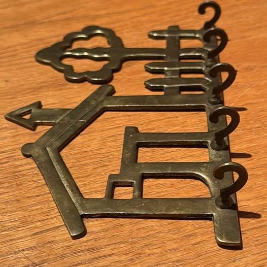VTG Heavy Solid Brass Key Hanger House Tree 8” x 5” Hat Coat Leash with 5 Strong Hooks This is a vintage wall-mounted key...