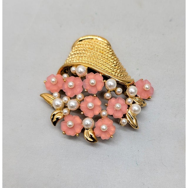 American Vintage 1980s Signed Napier Pink Rhinestone Flowers & Faux-Pearls in a Basket Brooch For Sale - Image 3 of 9