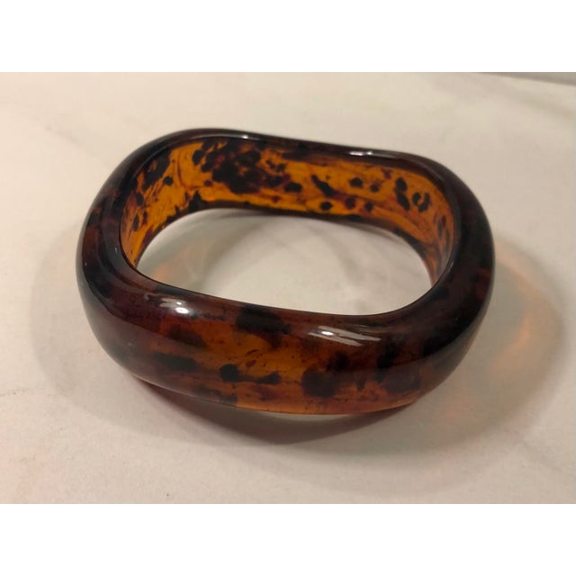 1970s 1970s Italian Lucite Tortoise Shell Abstract Bangle For Sale - Image 5 of 10