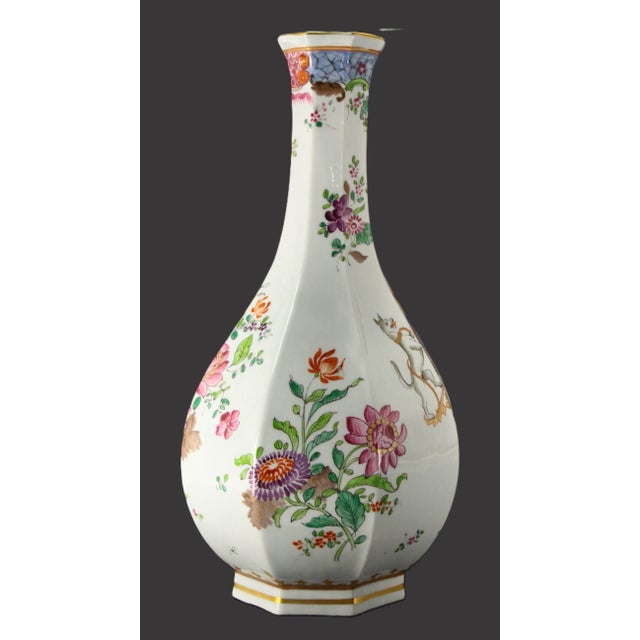 Early 20th Century Pair Famille Rose Armorial Porcelain Vases by Samson of Paris For Sale In Houston - Image 6 of 17