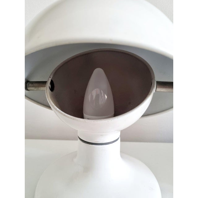 Mid-Century Modern Italian Modern White Metal Table Lamp by Tobia and Afra Scarpa for Flos, 1970s For Sale - Image 3 of 13