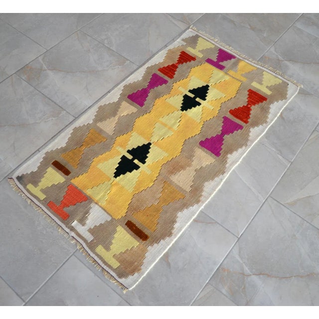 Offered is a hand-woven Turkish rug. Material : Wool on wool. Condition: used In very good condition. Origin: Oushak Age:...