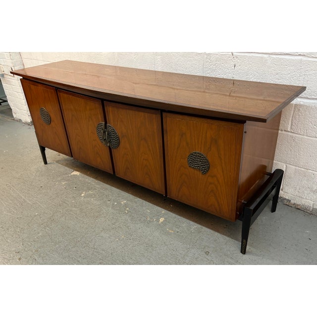 Baker Furniture Company Mid-20th-Century Helen Hobey Walnut Credenza by Baker Furniture, Attributed For Sale - Image 4 of 16