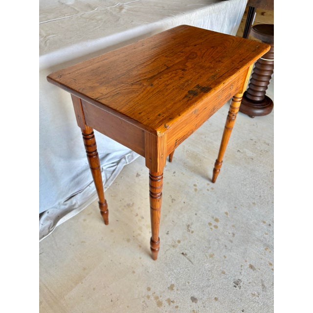 Traditional 19th Century English Pine Federal Style Side Table For Sale - Image 3 of 12