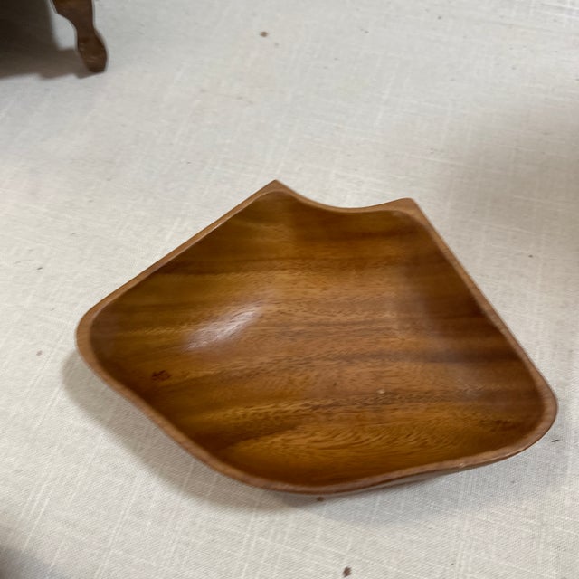 1970s Collection of 5 Vintage Wooden Carved Bowls in a Flower Style For Sale - Image 5 of 10