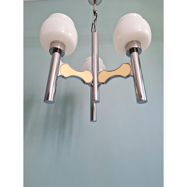 Mid-Century Modern Space Age Chandelier in Chromed Metal and White Opaline Glass by G. Sciolari for Boulanger, 1970s For Sale - Image 3 of 15