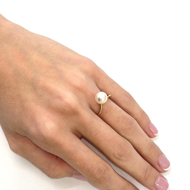 Early 21st Century 18k Yellow Gold "V" Shaped Ring Band With 8.3mm Pearl - Size 6.25 For Sale - Image 5 of 6
