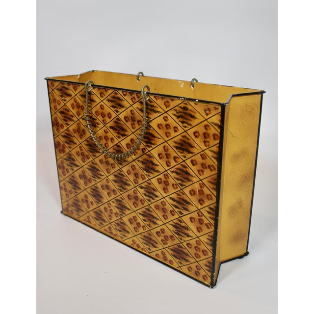 A superb vintage chic magazine holder in the shape of a trendy purse. This magazine holder is the perfect feminine touch!...