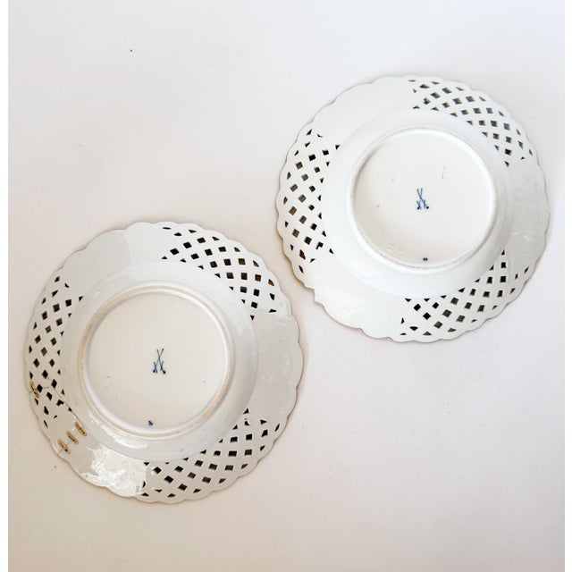 English Late 19th Century Meissen Porcelain Reticulated Blue Onion Salad Plates, Crossed Swords and Gold Trim For Sale - Image 3 of 11
