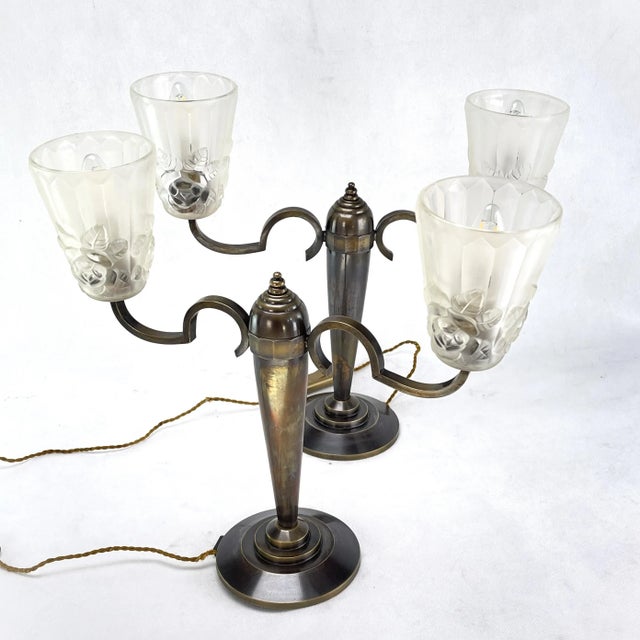 2 Art Deco table lamps with Degué glasses - 1940s These two signed lamps are a design classic from the 1930s/40s. The...