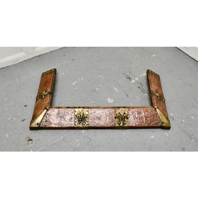 Arts & Crafts Victorian brass and copper fender This is a very attractive beaten Copper Fender decorated with Fleur des...