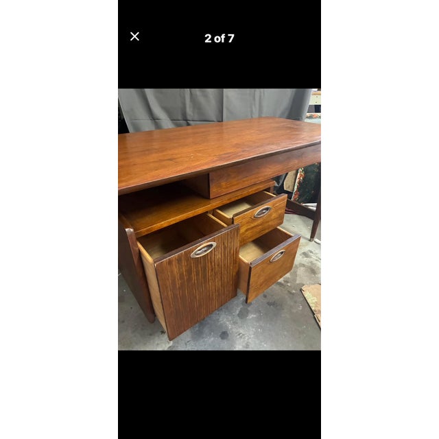 Mid-Century Modern 1950s Attributed to Hooker Furniture Mid Century Modern , Large Writing Desk in Walnut For Sale - Image 3 of 8