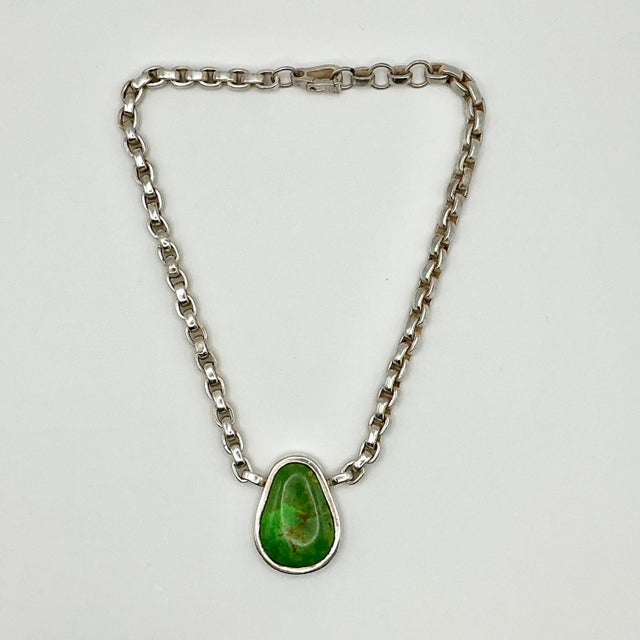 Rustic 1980s Vintage Southwestern Navajo Americana Carico Lake Sterling & Green Turquoise Pendant Necklace For Sale - Image 3 of 14