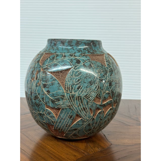 Nicaraguan Vessel With Dimensional Etched Birds For Sale - Image 11 of 12
