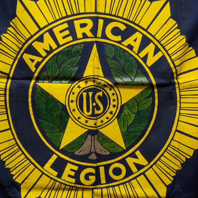 American Vintage American Legion "Welcome Legionnaires" Silk-Screened Banner c.1950 For Sale - Image 3 of 4