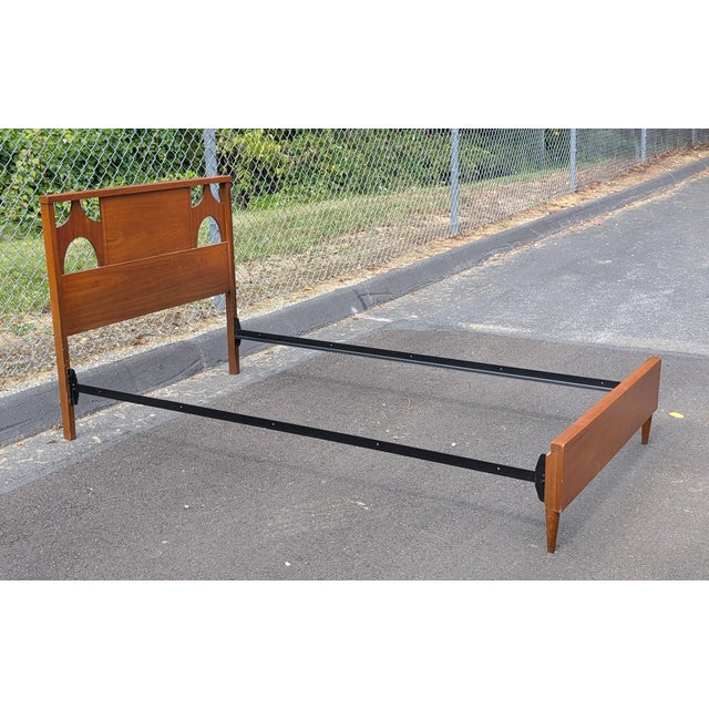 Mid-Century Modern Vintage Mid Century Modern Walnut Twin Bed Frame For Sale - Image 3 of 9
