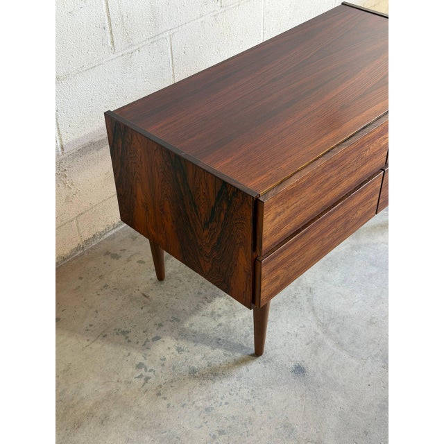 Vintage Danish Modern Rosewood 4 Drawer Dresser Chest Mid Century Scandinavian Cabinet For Sale - Image 4 of 10