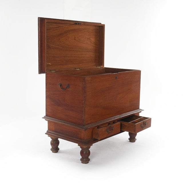 Coffre en bois à 2 tiroirs JF029 - JF-29 This piece is designed in the style of the selected designer and/or manufacturer