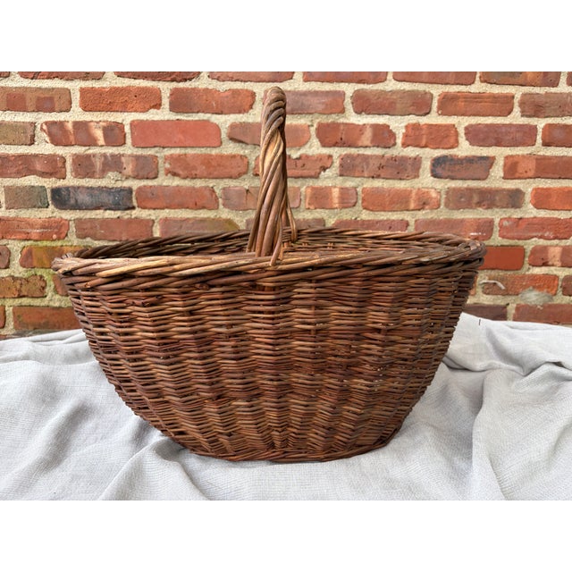 Wood Early 20th Century Large Woven Willow Gathering Basket With Top Handle For Sale - Image 7 of 15