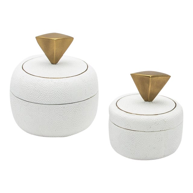 Set of 2 Round Boxes in White Shagreen With Bronze Patina Brass Knob by Kifu Paris For Sale