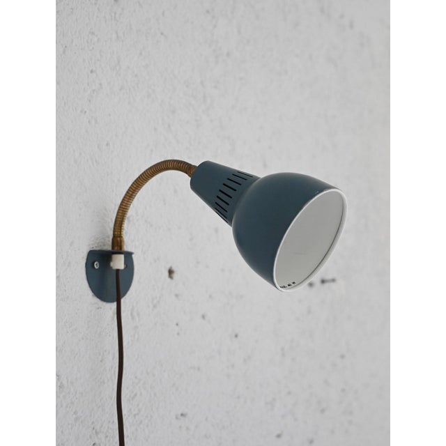 Original Scandinavian wall light from the 1960s, with folding arm. Made of metal, it has an essential but functional...