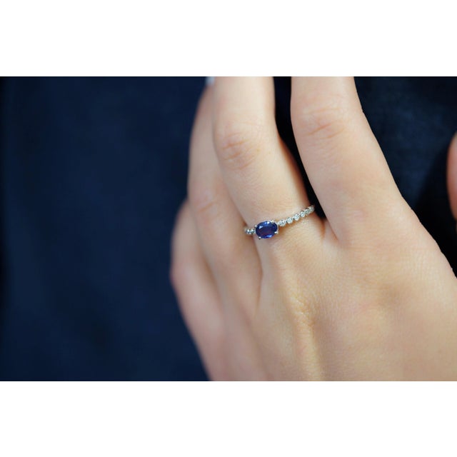 East West Oval Cut Blue Sapphire & Diamond 18k White Gold Textured Ring Size 6.5 For Sale In Miami - Image 6 of 10