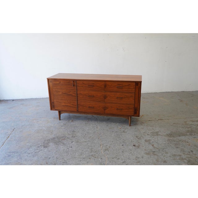 Kroehler Mid-Century Modern Walnut Credenza Dresser with Rosewood Handles United States, 1960s A beautifully crafted...
