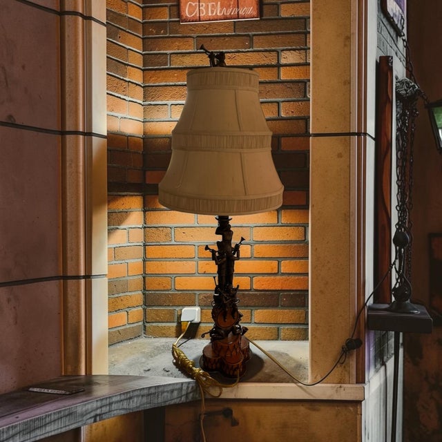 Hollywood Regency Vintage Maitlandoi-Smith Monkey Band Table Lamp With Original Monkey Finial For Sale - Image 3 of 12