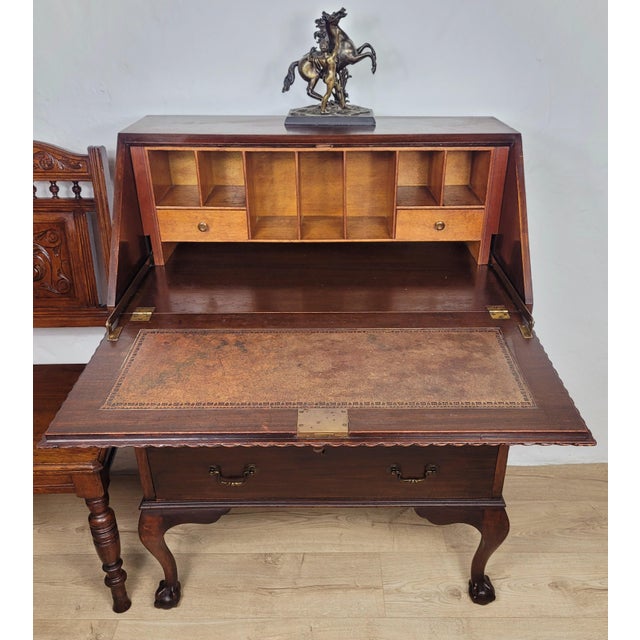 This is a beautiful Vintage Writing Bureau desk that would excentuate a period styled living or office home setting. Circa...