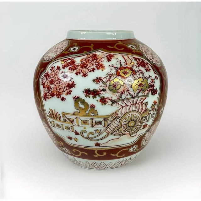 Sienna Mid-Century Japanese Gold Imari Hand-Painted Vase, 5.5” – Red & Gilt Cartouche For Sale - Image 8 of 8