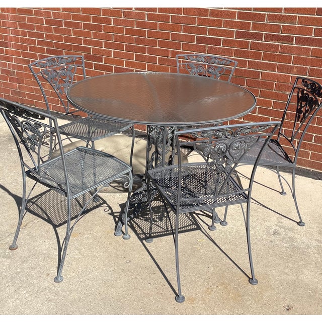 This is for a Super Rare Beautiful Patio set by Woodard in the Chantilly Rose Pattern. It is unmarked. It has 5 chairs...