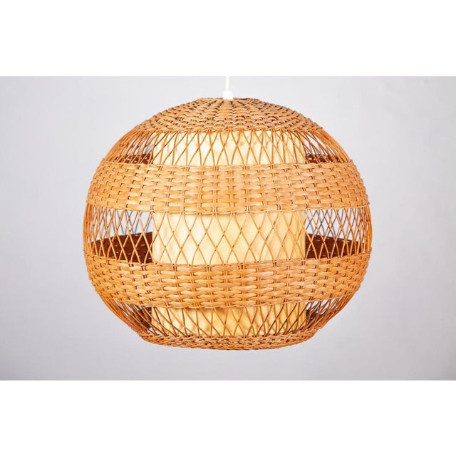Natural organic woven wicker and bamboo large globe pendant hanging light 1950s.The beautiful suspension lamp features a...