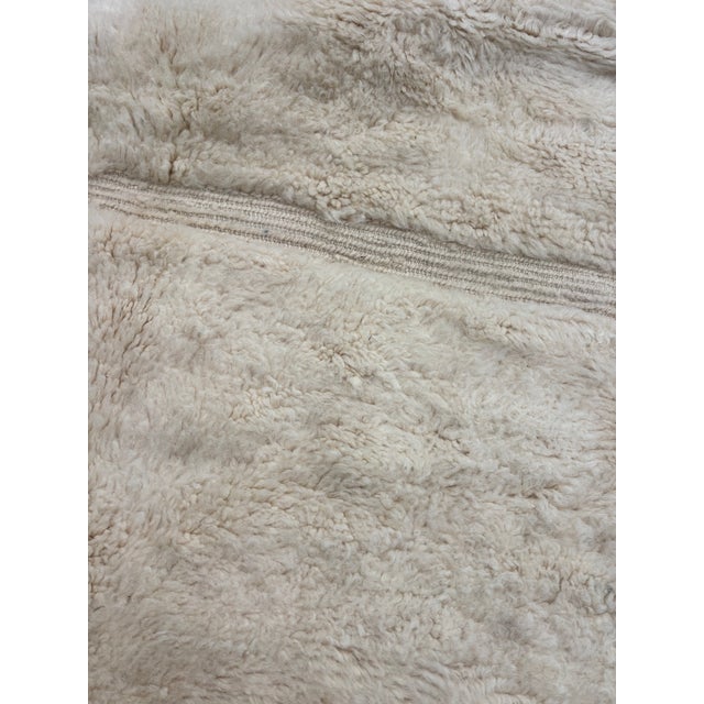 Moroccan Beni Mrirt Rug Ivory Wool Rug, 2010s For Sale - Image 4 of 11