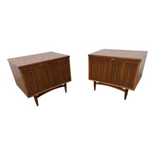 Mid-Century Modern Broyhill Sculptra Walnut Nightstands - Set of 2 - Refinished! For Sale