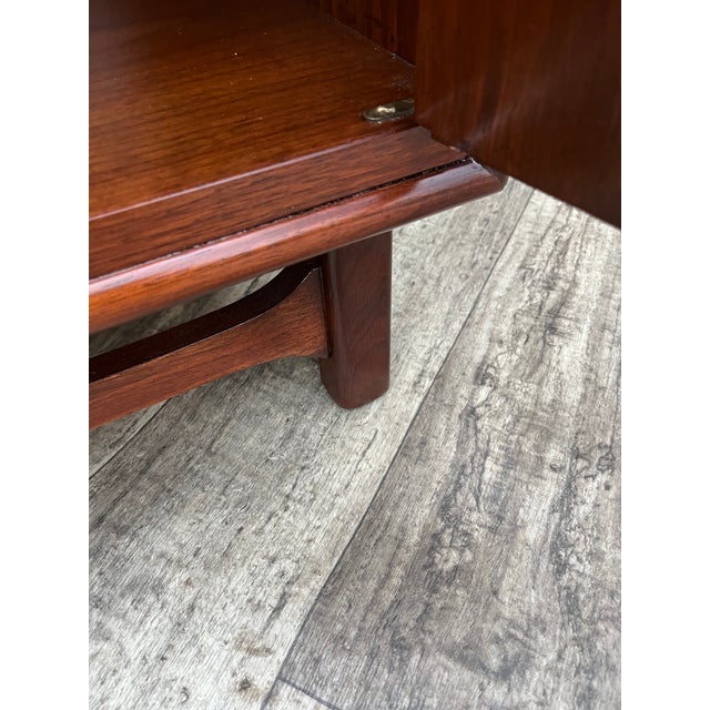 A Pair of Refinished Mid Century Modern Nightstands by Cavalier Furniture. Circa 1960s. For Sale - Image 15 of 18