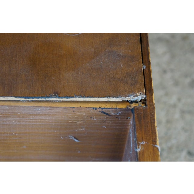 Vintage Early American Colonial Style Low Profile Scalloped Pine Bookcase Shelf For Sale - Image 15 of 16