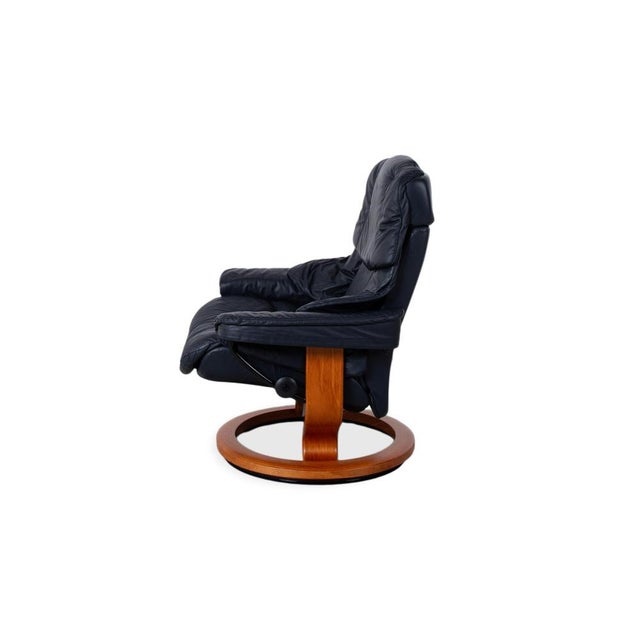 Set of Black Leather Reno Recliner and Ottoman with Manual Function from Stressless For Sale - Image 15 of 18