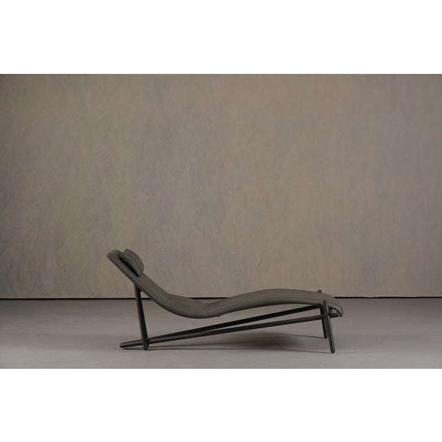 A sleek and comfortable chaise longue designed by Giuseppe Viganò for Cattelan in Italy during the 2000s. Featuring a...