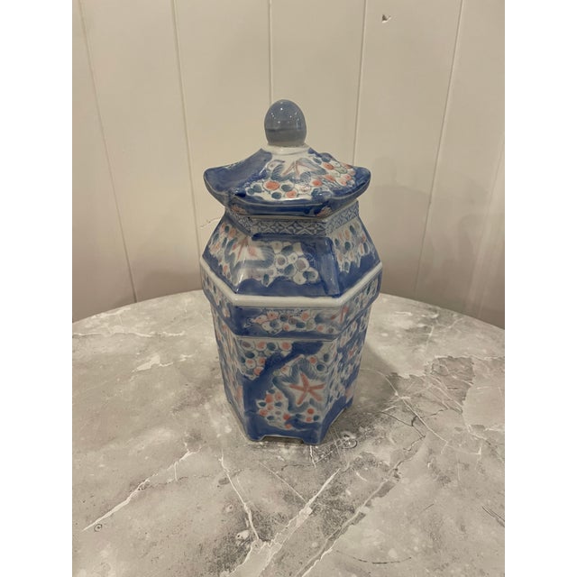 Chinoiserie Vintage Chinoiserie Chinese Blue and White Hand Painted Hexagon Lidded Ginger Jar For Sale - Image 3 of 9