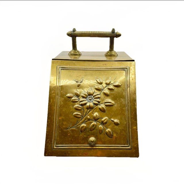 Antique Late Victorian English Brass Coal Scuttle With Embossed Floral & Bee Motif For Sale - Image 9 of 10