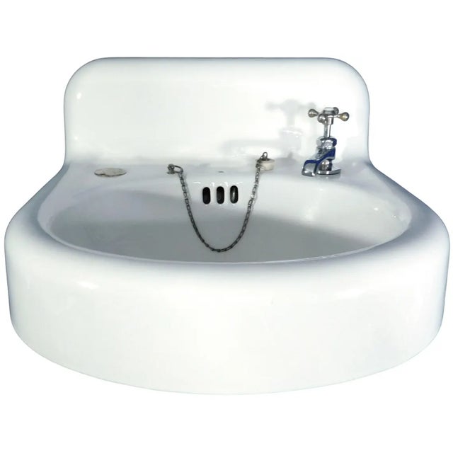 This sink is in very good overall condition for the age, and it looks nice from all angles. There is relatively little...