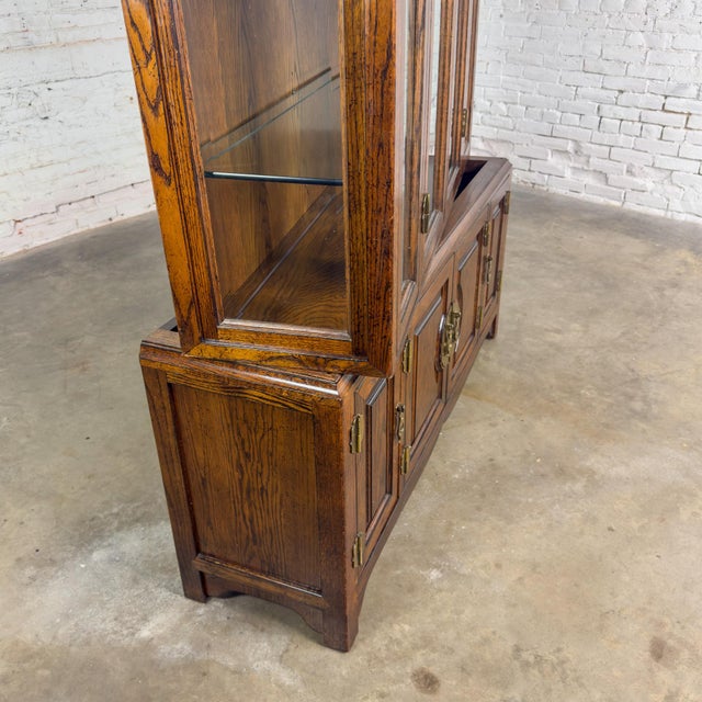 Bernhardt Late 20th Century Campaign or Chinoiserie Style Lighted China Hutch by Bernhardt Dark Oak & Brass For Sale - Image 4 of 18