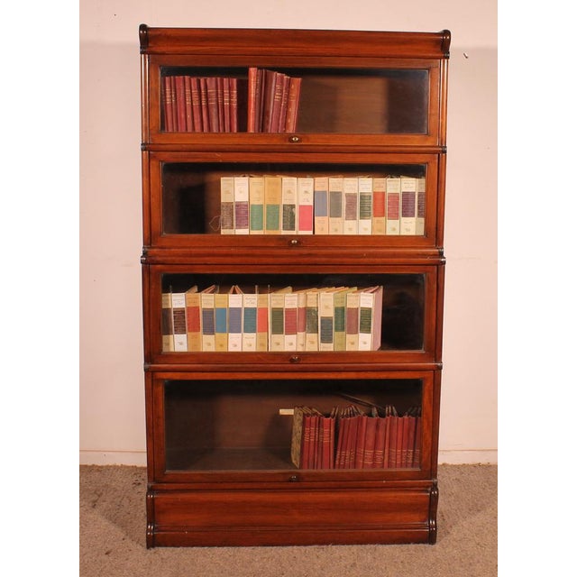 Elegant Globe Wernicke London mahogany bookcase from the late 19th/early 20th century, England, comprising four sections...