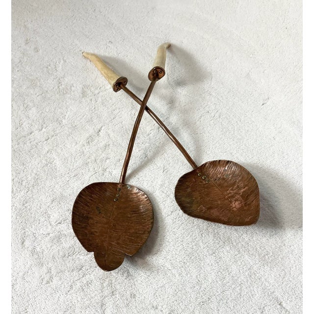 Copper Copper Hand-Hammered Leaf Shape With Antler Spoon and Fork Salad Servers Vintage For Sale - Image 8 of 11