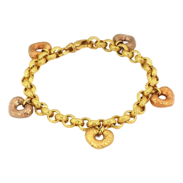 Mid 20th Century Hand Hammered 19k Multicolor Gold 5 Heart Charms Chain Bracelet For Sale