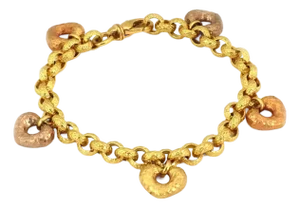 Mid 20th Century Hand Hammered 19k Multicolor Gold 5 Heart Charms Chain Bracelet