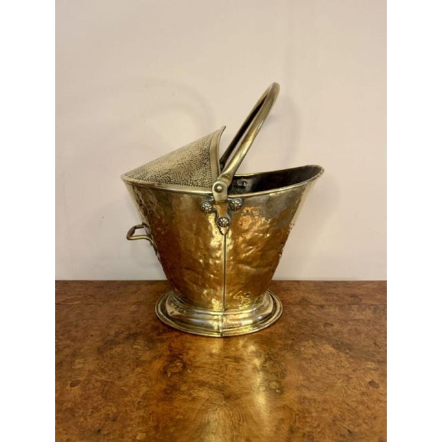 Wonderful antique Victorian quality brass coal scuttle having a quality antique Victorian brass coal scuttle with a swing...