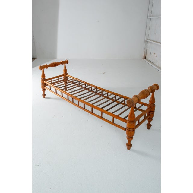 1850s Hand-Carved Maple Wood Daybed, American Craftsman Style For Sale - Image 10 of 13